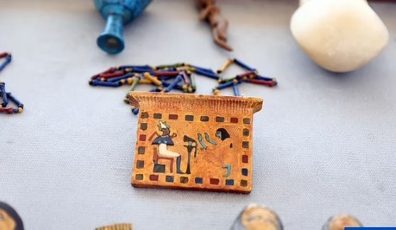 Theo các chuyên gia, thi hài linh mục cấp cao được đặt trong cỗ quan tài làm bằng gỗ. Quan tài được chế tác khá công phu, phức tạp.