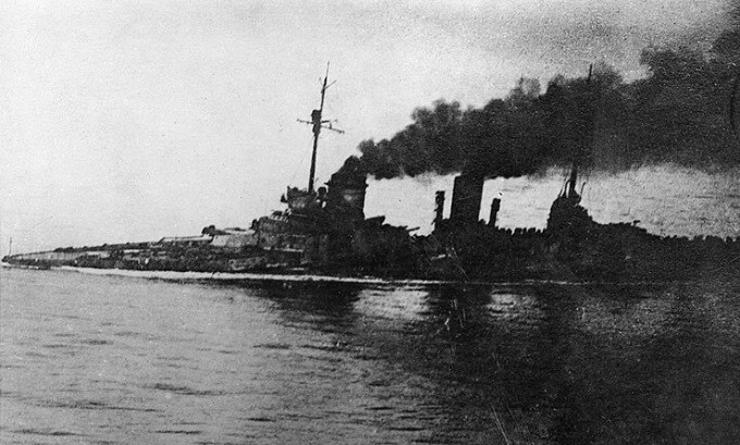 Tham gia trận hải chiến này, hạm đội Anh huy động 151 tàu, trong đó có 28 thiết giáp hạm và 9 tuần dương hạm. Ở bên kia chiến tuyến, Đức huy động 99 tàu, gồm 16 thiết giáp hạm và 5 tuần dương hạm. Khoảng 100.000 thủy thủ ở cả 2 bên tham chiến.