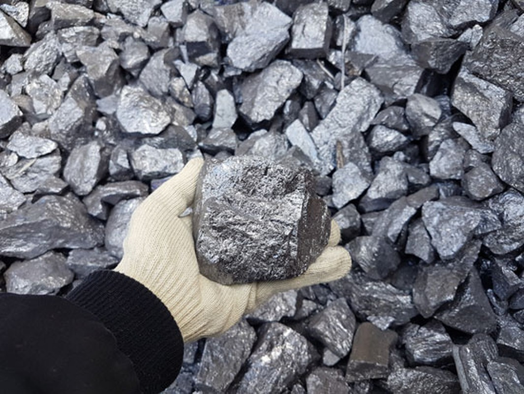 Dù vậy, việc khai thác các nguyên tố đất hiếm không hề đơn giản. Nguyên nhân là bởi chúng không tập trung ở một nơi. Thêm nữa, quá trình tách chiết nguyên tố đất hiếm cũng vô cùng phức tạp.