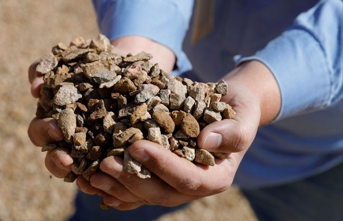 Ngày nay, nhiều nước trên thế giới như Mỹ, Nga, Trung Quốc... chạy đua tìm kiếm, khai thác các nguyên tố đất hiếm để ứng dụng vào trong sản xuất các thiết bị công nghệ cao như: điện thoại thông minh, ổ đĩa máy tính, tuốc bin gió, vệ tinh, ô tô hay thiết bị y tế…