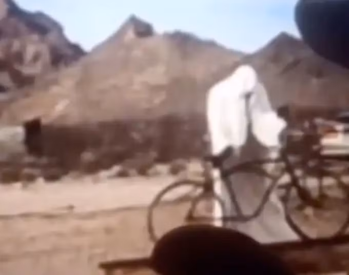 Thị trấn Rhyolite ở bang Nevada, Mỹ bị bỏ hoang vào những năm 1920. Trước khi trở thành thị trấn bỏ hoang vắng vẻ, Rhyolite vô cùng sầm uất khi là nơi sinh sống và làm việc của hàng trăm thợ khai thác mỏ.