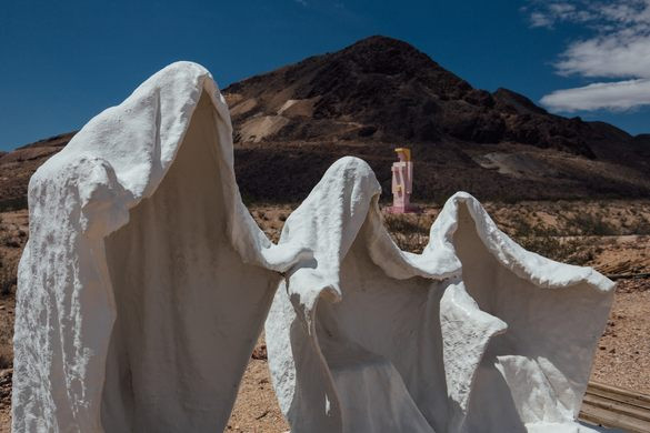 Tuy nhiên, bí ẩn về bóng trắng này về sau được giải mã một cách chính xác. Trên thực tế, các bóng trắng mà anh Cline nhìn thấy thông qua Google Earth chính là những bức tượng do nghệ sĩ người Bỉ Albert Szukalsk tạo ra.