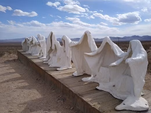 Bóng trắng bí ẩn xuất hiện ở cạnh một chiếc xe đạp. Khi nhìn xung quanh thông qua hình ảnh mà Google Earth chụp được, anh Cline giật mình thấy có một nhóm bóng trắng bí ẩn khác đang đứng gần đó và dường như đang thực hiện một nghi lễ bí ẩn.