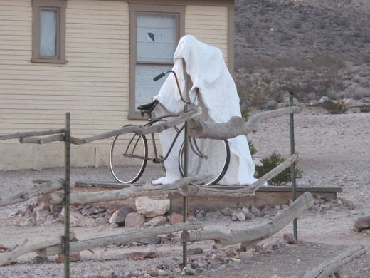 Bóng trắng mà anh Cline đề cập đến là tác phẩm điêu khắc có tên Ghost Rider do nghệ sĩ Szukalsk thực hiện và sắp xếp tại vị trí gần một chiếc xe đạp. Bức tượng tạc hình ảnh người đàn ông mặc áo choàng trắng.