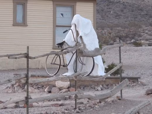 Bóng trắng mà anh Cline đề cập đến là tác phẩm điêu khắc có tên Ghost Rider do nghệ sĩ Szukalsk thực hiện và sắp xếp tại vị trí gần một chiếc xe đạp. Bức tượng tạc hình ảnh người đàn ông mặc áo choàng trắng.