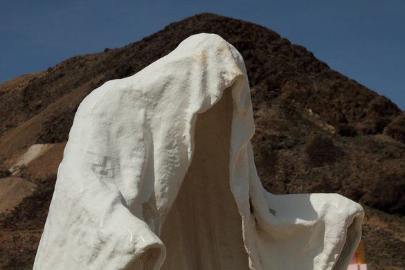 Những bức tượng này là một phần của bảo tàng ngoài trời Goldwell tại thị trấn Rhyolite ở Vườn quốc gia Thung lũng Chết. Mọi người có thể nhìn thấy bảo tàng ngay gần con đường dẫn đến sa mạc Thung lũng Chết.