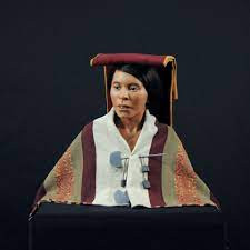 Sau đó, ông Nilsson in bản sao 3D hộp sọ của Trinh nữ băng Ampato rồi dùng kẹp gỗ để đánh dấu độ dày mô và đặt các bó cơ nặn tay bằng đất sét polyme. Tiếp theo, ông xử lý các bộ phận như mắt, mũi, má.