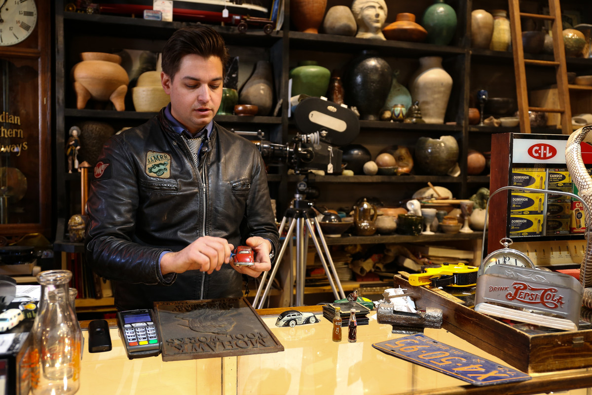 Alex Archbold là một nhà sưu tầm đồ cổ sống ở Westmount, Anh. Anh đã có được kho báu trị giá cả triệu USD khi quyết định mua lại toàn bộ đồ đạc trong ngôi nhà của bà Madame Rac.