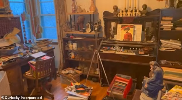 Trong lúc kiểm tra tủ quần áo của bà Madame, anh Alex thấy nhiều trang phục hàng hiệu như áo khoác lông thú, quần áo được thiết kế riêng... Nhiều trang phục trong số đó "tuổi đời" khá lớn.