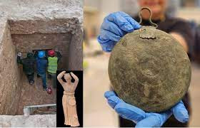 Ngoài ra, gương hộp có thể là quà tặng mà một nhân vật chính trị hoặc quân sự thời kỳ Hy Lạp hóa trao cho kỹ nữ của mình (còn gọi là hetaira). Hetaira là người đi cùng các tướng sĩ và quan lại trong những chiến dịch quân sự ở nước ngoài và cung cấp nhiều dịch vụ.