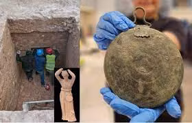 Ngoài ra, gương hộp có thể là quà tặng mà một nhân vật chính trị hoặc quân sự thời kỳ Hy Lạp hóa trao cho kỹ nữ của mình (còn gọi là hetaira). Hetaira là người đi cùng các tướng sĩ và quan lại trong những chiến dịch quân sự ở nước ngoài và cung cấp nhiều dịch vụ.