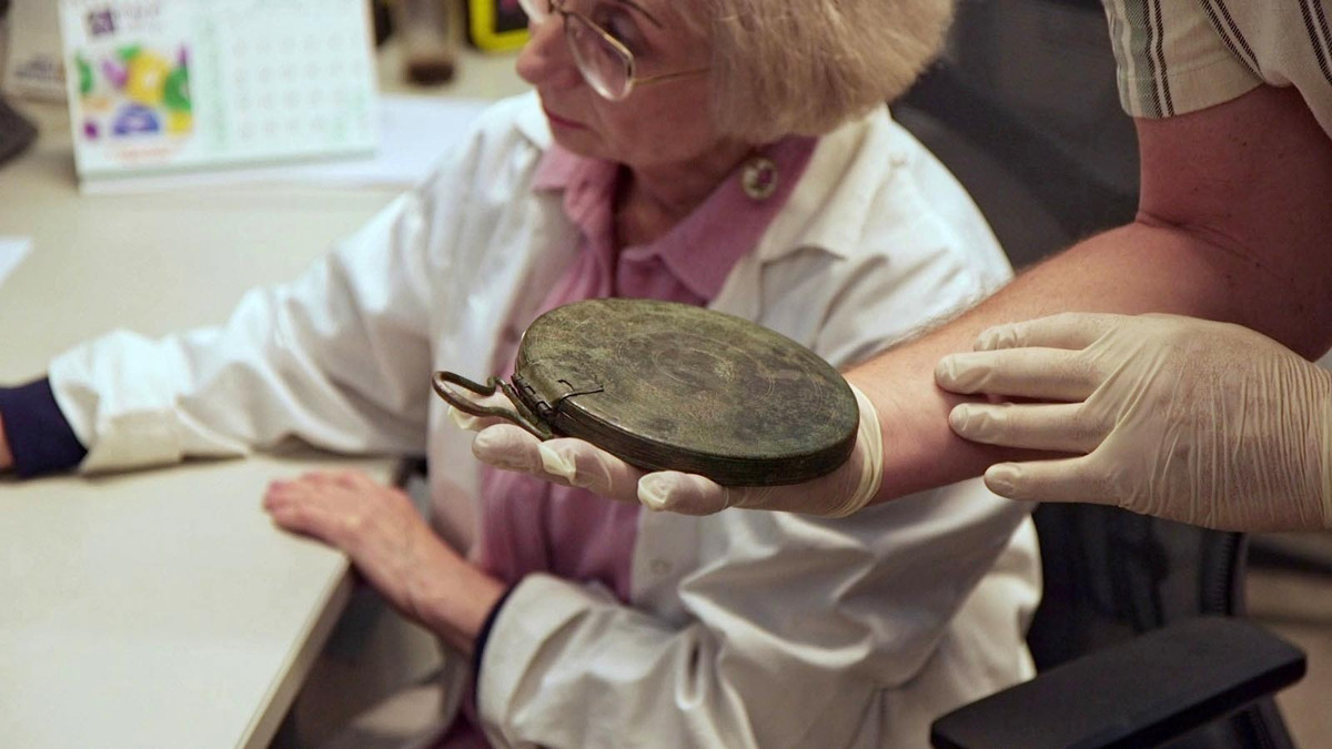 Tiến sĩ Stiebel đặt ra câu hỏi tại sao mộ của một phụ nữ Hy Lạp lại nằm trên xa lộ dẫn đến Jerusalem, cách xa bất cứ địa điểm hay khu định cư nào trong thời kỳ đó? Đáp án cho câu hỏi này có thể được hé lộ thông qua những đồ tùy táng chôn cùng bà.