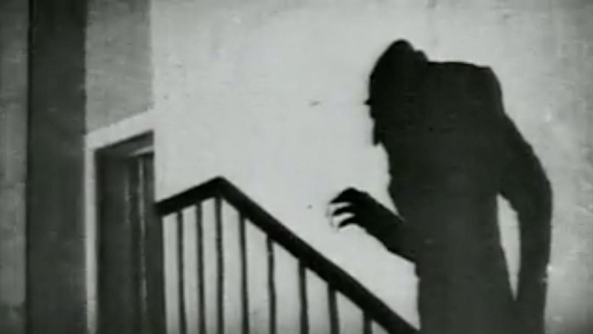 Tuy nhiên, ma cà rồng cũng có nhược điểm. Theo các truyền thuyết, sinh vật khát máu này rất sợ ánh sáng Mặt trời và tỏi.