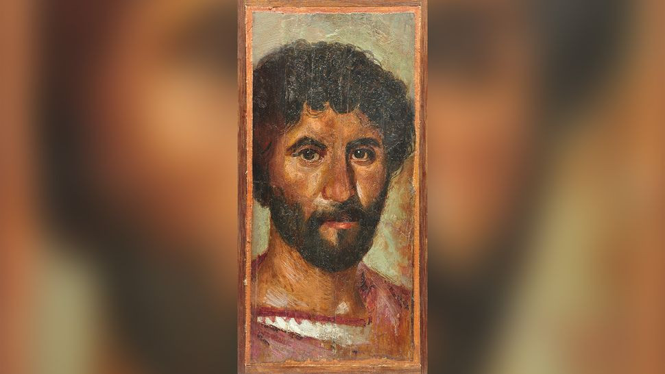 Người đàn ông có mái tóc xoăn và gương mặt nam tính với bộ râu rậm rạp. Theo các nhà nghiên cứu, người đàn ông này sống dưới thời hoàng đế Marcus Aurelius. Cách đây gần 2.000 năm, nhiều người Hy Lạp và La Mã sống ở Ai Cập. Do vậy, sau khi chết, họ được chôn cất tại đó.