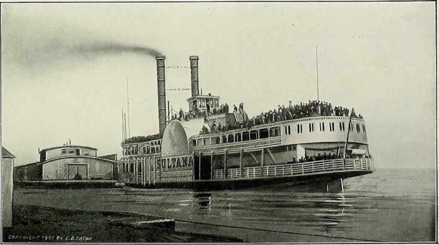 Ngày 27/4/1865 là một "ngày đen tối" trong lịch sử nước Mỹ cũng như thế giới khi xảy ra thảm kịch đắm tàu tồi tệ. Vào ngày hôm ấy, tàu hơi nước Sultana gặp sự cố nghiêm trọng khiến con tàu phát nổ và chìm xuống sông Mississippi.