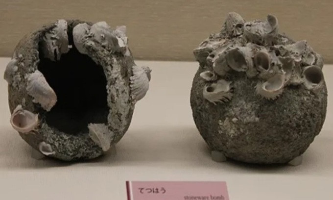 Trong cuộc khai quật tại đoạn tường Vạn lý Trường Thành ở Bát Đạt Lĩnh (đoạn tường do nhà Minh xây dựng), gần Bắc Kinh, Trung Quốc, các nhà khỏa cổ đã tìm thấy 59 lựu đạn bằng đá nhồi thuốc súng trong lõi. Theo kết quả kiểm tra niên đại, những vũ khí này khoảng 400 tuổi.