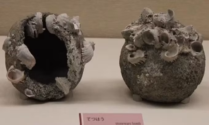 Trong cuộc khai quật tại đoạn tường Vạn lý Trường Thành ở Bát Đạt Lĩnh (đoạn tường do nhà Minh xây dựng), gần Bắc Kinh, Trung Quốc, các nhà khỏa cổ đã tìm thấy 59 lựu đạn bằng đá nhồi thuốc súng trong lõi. Theo kết quả kiểm tra niên đại, những vũ khí này khoảng 400 tuổi.