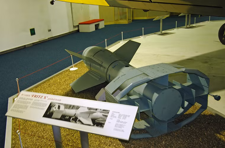 Các kỹ sư của phát xít Đức đã thiết kế bom Fritz X mang khối lượng thuốc nổ 1.565 kg cùng với bộ thu nhận tín hiệu vô tuyến. Thêm nữa, bom Fritz X có cánh đuôi tinh vi để hướng vũ khí này nhắm trúng mục tiêu.