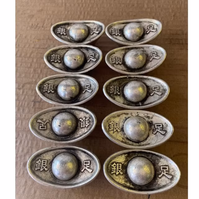 Không ít triều đại cho lưu hành bạc vì loại tiền tệ này đơn giản, tiện lợi, không nặng như tiền đồng và cũng không mất giá nhanh như tiền giấy. Sau thời nhà Đường và nhà Tống, 1 lượng bạc có thể đổi được 1.000 - 1.500 đồng tiền. Trong khi đó, 1 lượng vàng có thể đổi được 8 - 10 lượng bạc.