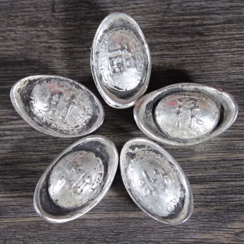 Thêm nữa, từ thời vua Càn Long đến khi nhà Thanh sụp đổ, không ít cuộc chiến tranh xảy ra suốt nhiều năm. Bên cạnh nguồn cung trong nước, triều đình còn sử dụng hàng trăm triệu lạng bạc để mua sắm thêm vũ khí, quân lương, thậm chí là bồi thường chi phí chiến tranh khi thua trận trước kẻ địch.