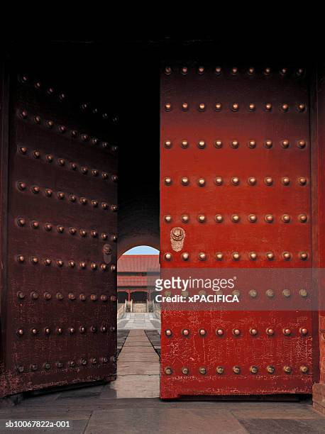 Ngọ Môn còn là nơi mà hoàng đế xét xử và tử hình tù nhân phạm tội nghiêm trọng. Do đó, nơi đây được cho là có phong thủy không tốt. Vậy nên, không ai dám sờ vào những chiếc đinh trên cổng để tránh gặp xui xẻo.