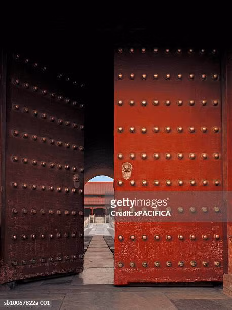 Ngọ Môn còn là nơi mà hoàng đế xét xử và tử hình tù nhân phạm tội nghiêm trọng. Do đó, nơi đây được cho là có phong thủy không tốt. Vậy nên, không ai dám sờ vào những chiếc đinh trên cổng để tránh gặp xui xẻo.