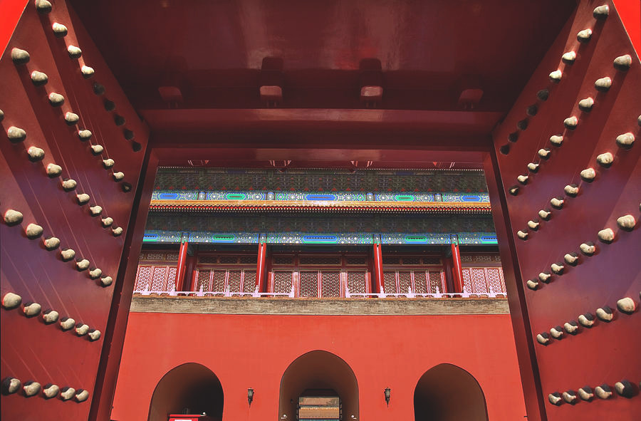 Tương tự như vậy, hai cổng chính của Tử Cấm Thành có đóng 81 chiếc đinh bằng đồng và được sắp xếp theo 9 hàng và 9 cột. Du khách không dám sờ vào những chiếc đinh này được cho là vì 2 lý do.