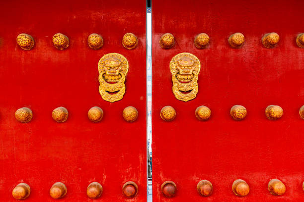 Vì vậy, con số 9 được xem tượng trưng cho quyền lực và địa vị cao quý của nhà vua. Xuất phát từ điều đó, Tử Cấm Thành có tới 9.999 phòng và nhiều đồ dùng của nhà vua liên quan đến con số 9 như: Cửu Long Bôi (9 cốc rồng), Cửu Đào Hồ (ấm 9 quả đào), Cửu Long Trụ (cột 9 rồng)...