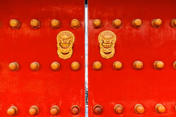 Vì vậy, con số 9 được xem tượng trưng cho quyền lực và địa vị cao quý của nhà vua. Xuất phát từ điều đó, Tử Cấm Thành có tới 9.999 phòng và nhiều đồ dùng của nhà vua liên quan đến con số 9 như: Cửu Long Bôi (9 cốc rồng), Cửu Đào Hồ (ấm 9 quả đào), Cửu Long Trụ (cột 9 rồng)...