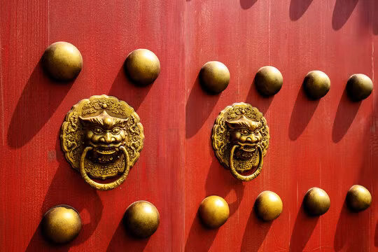 Đầu tiên, cổng chính của Tử Cấm Thành có tên đầy đủ là "Ngọ Triều Môn" hay còn gọi là "Ngọ Môn". Vào thời phong kiến, Ngọ Môn là nơi các hoàng đế sẽ ban hành niên giám cho năm sắp tới vào dịp mùa Đông. Do là nơi quan trọng nên chỉ những người có địa vị cao mới có thể lại gần.