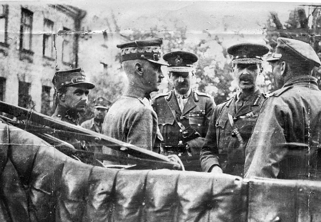 Đến tháng 4/1941, ông Wiart được điều đến thực hiện nhiệm vụ ở Nam Tư. Máy bay Wellington của ông gặp trục trặc trong một lần làm nhiệm vụ và đâm xuống Địa Trung Hải. Điều này khiến ông Wiart và đồng đội phải bơi vào bờ. Thế nhưng, ngay khi lên bờ, họ bị quân Italy bắt giữ rồi đưa đến lâu đài Vincigliata để giam giữ.