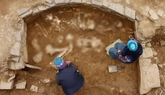 Mới đây, các nhà khảo cổ tiến hành khai quật một ngôi mộ cổ 5.000 tuổi ở Scotland. Bên trong ngôi mộ thời Đồ đá này có tới 14 bộ hài cốt.