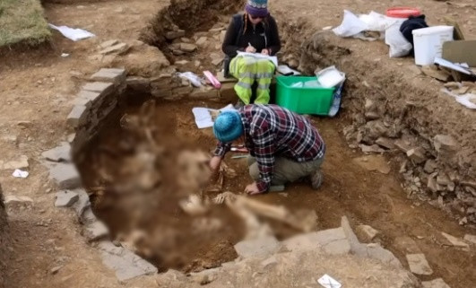 Năm 2020, chuyên gia Hugo Anderson- Whymark đến từ Bảo tàng Quốc gia Scotland nghiên cứu các hồ sơ lưu trữ thì tình cờ tìm thấy bài báo được xuất bản hơn một thế kỷ trước viết về ngôi mộ cổ trên.