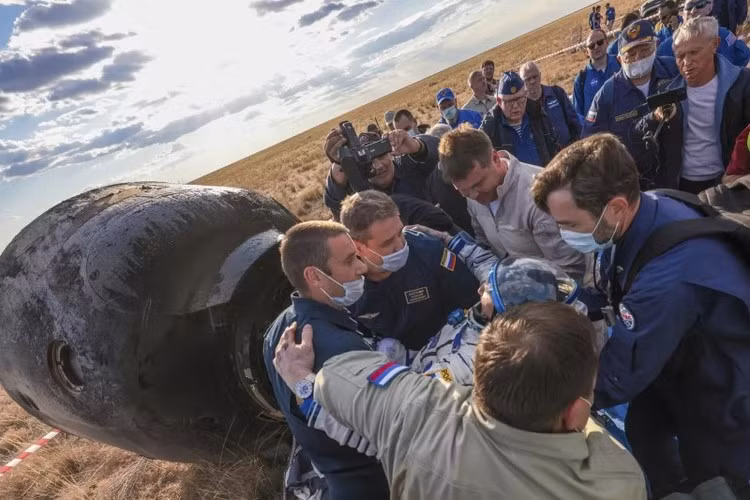 Sau khi trở về Trái Đất, 3 phi hành gia trên sẽ bay tới thành phố Karaganda, Kazakhstan. Sau đó, phi hành gia Prokopyev và Petelin trở lại Star City, ngoại ô Moscow trong khi phi hành gia Rubio sẽ được máy bay của NASA đưa tới Houston và Trung tâm Vũ trụ Johnson thuộc NASA.