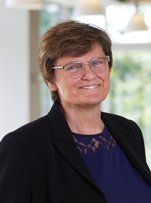 Sinh năm 1955 tại Hungary, bà Karikó theo học chuyên ngành hóa sinh và hoàn thành khóa học tương đương trình độ Thạc sĩ vào năm 1978. Hiện bà là Giáo sư, Tiến sĩ chuyên ngành hóa sinh - sinh học phân tử công tác tại Đại học Szeged, Hungary và Đại học Pennsylvania, PA, Mỹ.