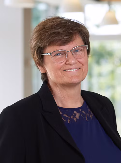 Sinh năm 1955 tại Hungary, bà Karikó theo học chuyên ngành hóa sinh và hoàn thành khóa học tương đương trình độ Thạc sĩ vào năm 1978. Hiện bà là Giáo sư, Tiến sĩ chuyên ngành hóa sinh - sinh học phân tử công tác tại Đại học Szeged, Hungary và Đại học Pennsylvania, PA, Mỹ.