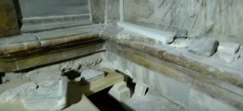Việc lật mở phiến đá cẩm thạch cho phép các nhà nghiên cứu tìm hiểu bề mặt nguyên bản của hầm mộ Chúa Jesus.