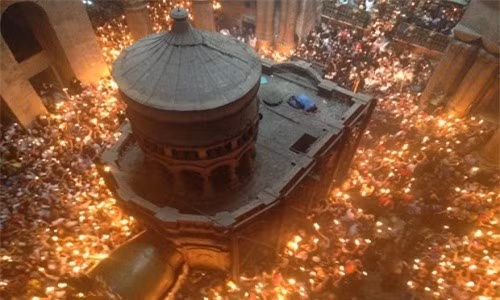  Mộ Chúa Jesus nằm trong nhà thờ Mộ Thánh ở thành phố cổ đại Jerusalem. Ngôi mộ được niêm phong bằng phiến đá cẩm thạch ít nhất là từ năm 1555 hoặc thậm chí là sớm hơn. Sau nhiều thế kỷ, vào tháng 10/2016, các chuyên gia lần đầu tiên lật mở phiến đá cẩm thạch bao phủ bề mặt hầm mộ Chúa Jesus.