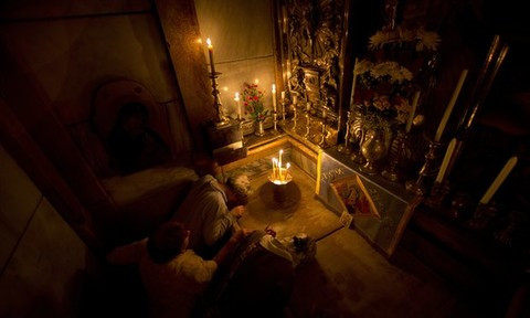 Hàng chục chuyên gia đã làm việc chăm chỉ trong suốt 60 tiếng đồng hồ và ghi chép chi tiết mỗi bước tiến hành trong quá trình mở mộ Chúa Jesus trước khi niêm phong lại ngôi mộ. Sau đó, họ sẽ phân tích các dữ liệu thu thập được để giải mã những bí ẩn về địa điểm linh thiêng này.