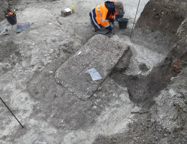 Theo các chuyên gia, cỗ quan tài được làm từ đá vôi và được niêm phong kín bằng 8 móc sắt. Điều này cho thấy ngôi mộ chưa từng bị cướp phá.