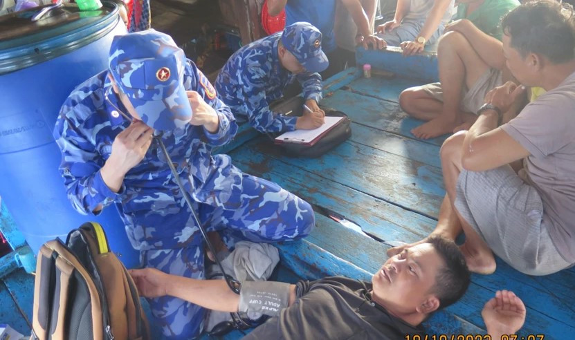 Hoả tốc yêu cầu tàu Cảnh sát biển đón 78 ngư dân gặp nạn Hoa toc yeu cau tau Canh sat bien don 78 ngu dan gap nan