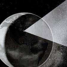 Nhà vật lý Hermann từng khẳng định, chiếc gương khổng lồ trên là vũ khí tối thượng giúp Đức quốc xã tấn công, thiêu rụi mọi nơi trên Trái Đất, bao gồm cả các thành phố lớn như Moscow, London... Vũ khí này còn có thể đun sôi nước trên đại dương.