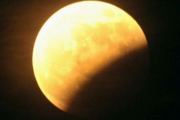 Vào rạng sáng ngày 29/10, một phần của Mặt Trăng sẽ đi vào khu vực bóng tối của Trái đất, nó trở nên tối hơn và xuất hiện sắc đỏ. Khu vực đi hoàn toàn vào vùng bóng tối này chiếm khoảng 12% diện tích đĩa sáng của Mặt trăng và sẽ có màu đỏ thẫm. Khu vực còn lại là nguyệt thực nửa tối nên có màu đỏ nhạt hơn.