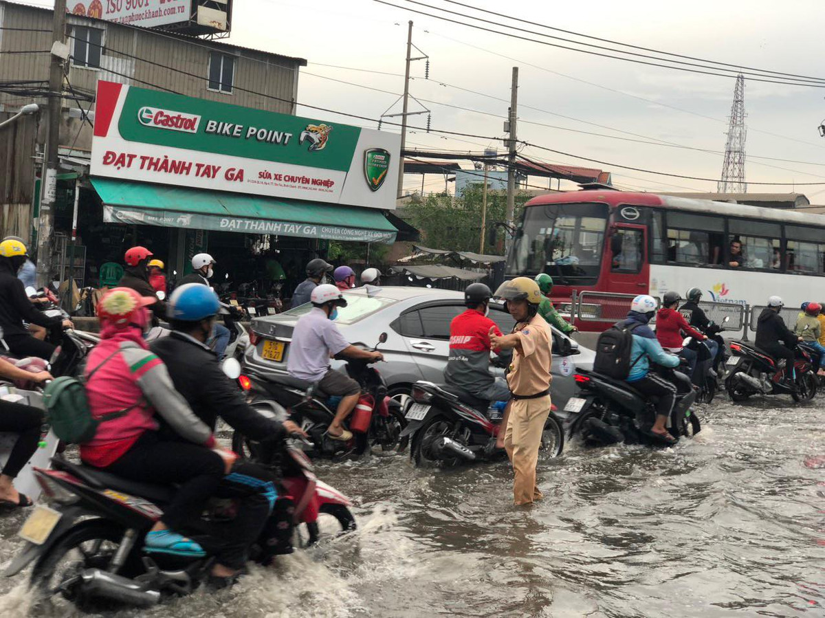 CSGT loi trieu cuong giai toa giao thong cua ngo mien Tay