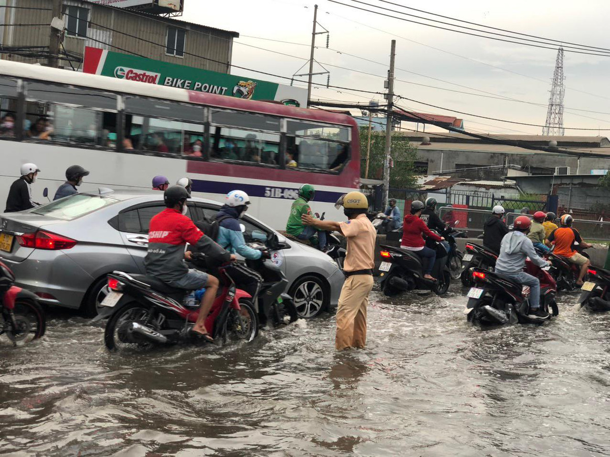 CSGT loi trieu cuong giai toa giao thong cua ngo mien Tay-Hinh-2