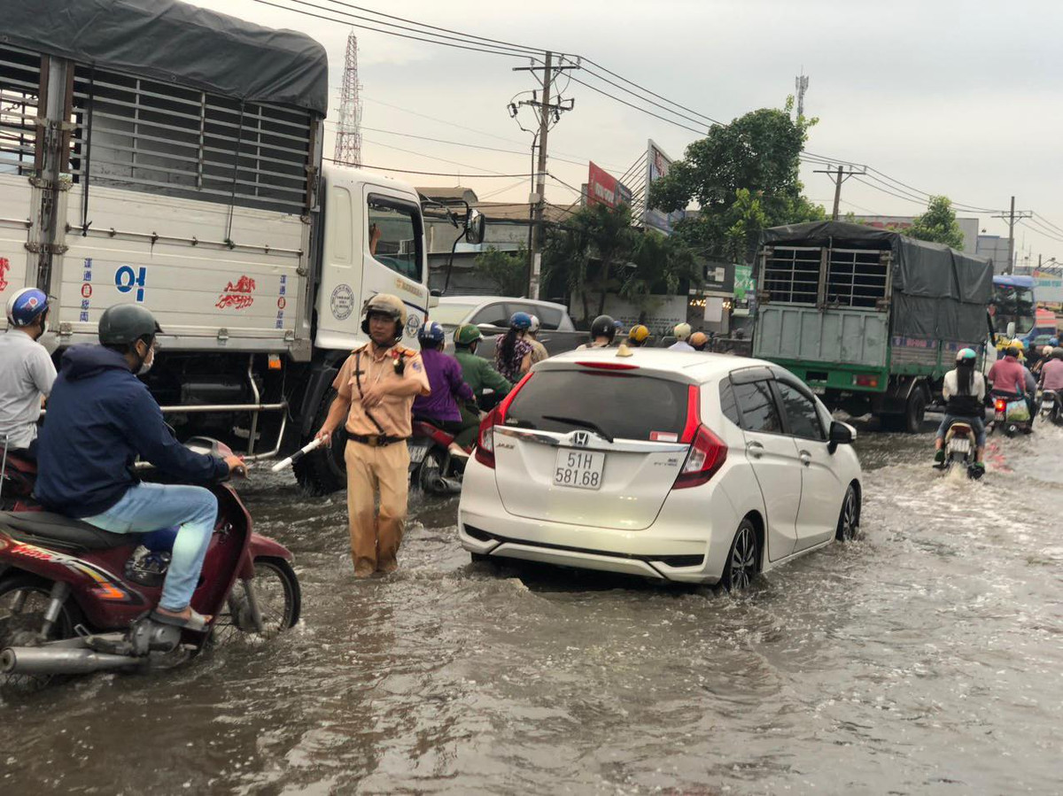 CSGT loi trieu cuong giai toa giao thong cua ngo mien Tay-Hinh-3