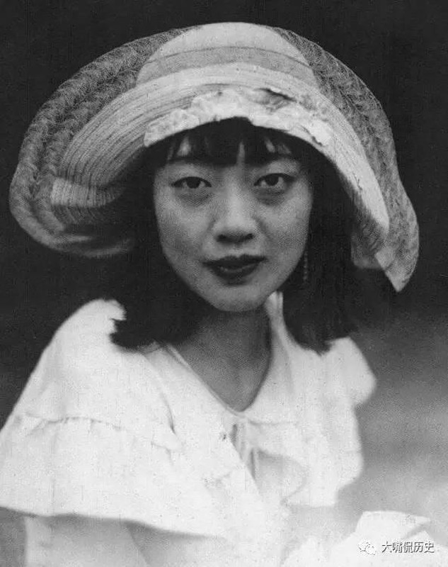 Theo hồi ký của thái giám Tôn Diệu Đình, hoàng hậu Uyển Dung có một thói quen "lạ" khi đi ngủ đó là không đóng cửa.