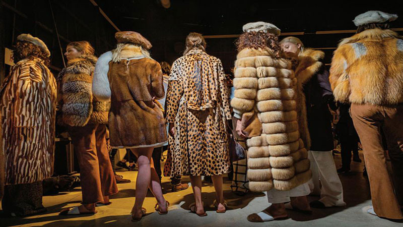 Cụ thể, người xưa qua niệm sau khi một người trút hơi thở cuối cùng, quần áo lông thú không nên đốt. Loại trang phục này có giá tương đối cao. Thêm nữa, việc đốt quần áo lông thú sẽ gây ô nhiễm không khí.