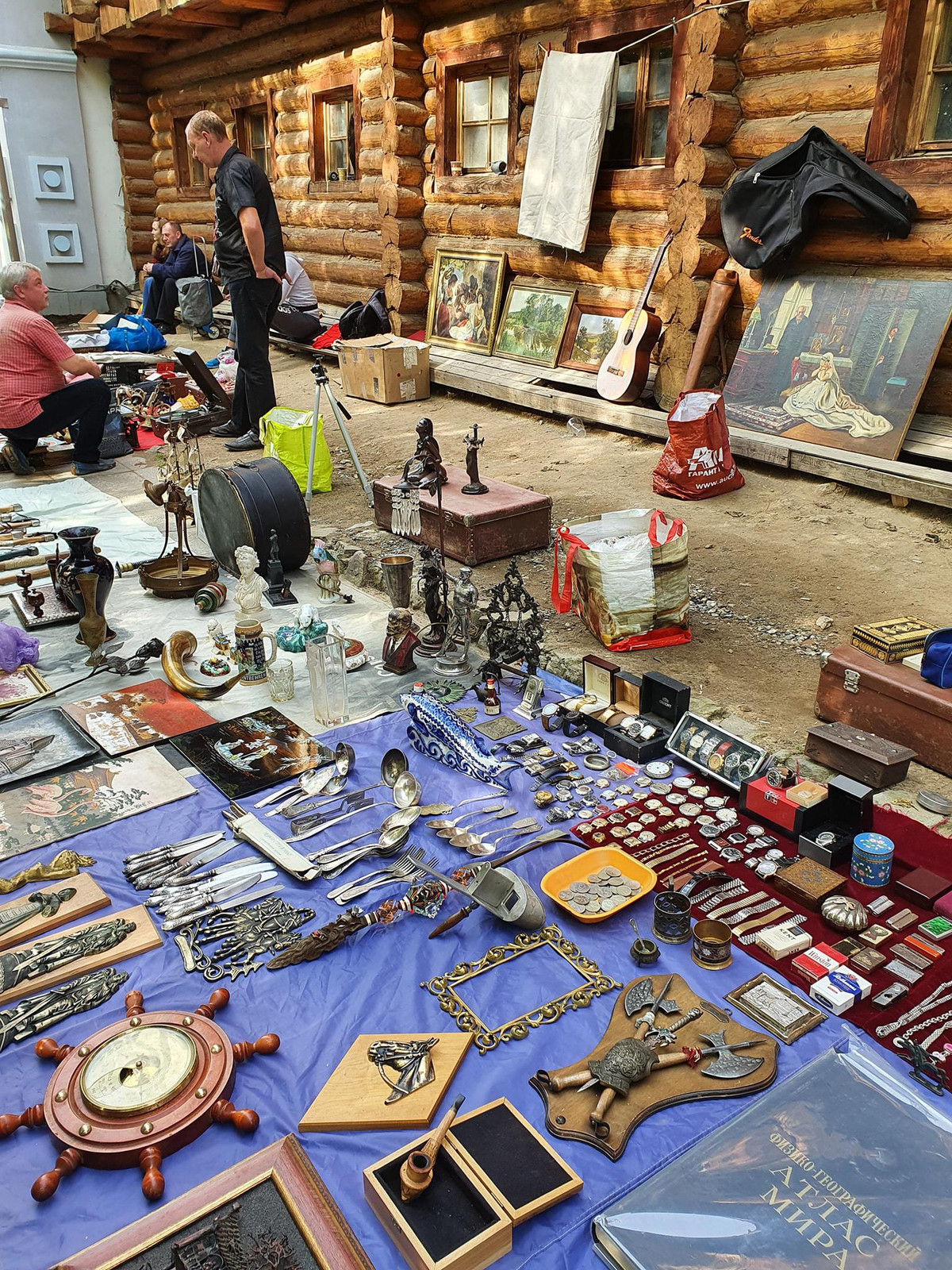 Một thứ không được đốt trong đám tang là đồ sưu tầm. Một số người khi còn sống thích sưu tầm những thứ yêu thích. Theo đó, họ có thể có những bộ sưu tập lớn. Việc đốt các hiện vật này sẽ tạo ra mất mát, tổn thất lớn. Thêm nữa, những món đồ sưu tầm này có giá trị không nhỏ. Việc giữ những món đồ sưu tầm này sẽ giúp gia đình ổn định, tài vận hưng thịnh.