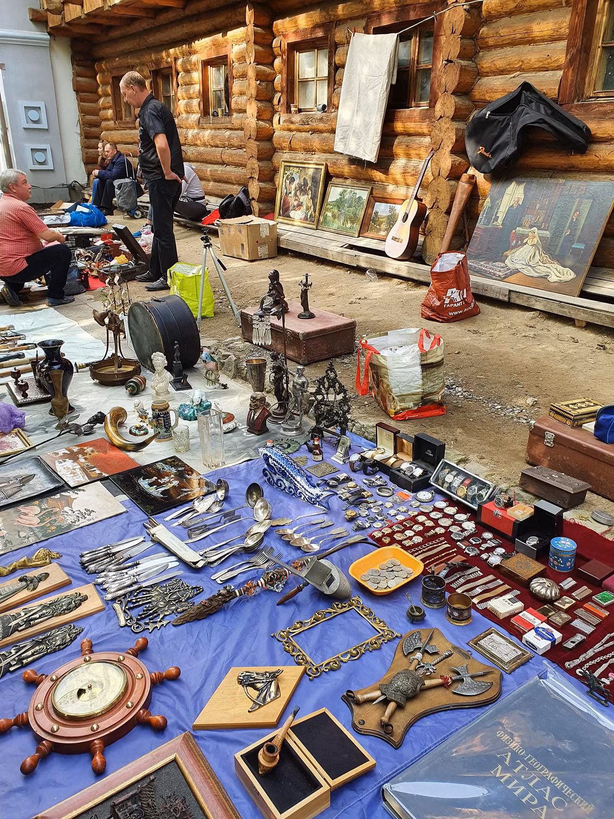 Một thứ không được đốt trong đám tang là đồ sưu tầm. Một số người khi còn sống thích sưu tầm những thứ yêu thích. Theo đó, họ có thể có những bộ sưu tập lớn. Việc đốt các hiện vật này sẽ tạo ra mất mát, tổn thất lớn. Thêm nữa, những món đồ sưu tầm này có giá trị không nhỏ. Việc giữ những món đồ sưu tầm này sẽ giúp gia đình ổn định, tài vận hưng thịnh.